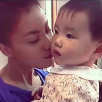 窦靖童儿童节发新歌窦靖童婴儿时期窦靖童儿童节发新歌了，婴儿时期的童也太萌了，肉嘟