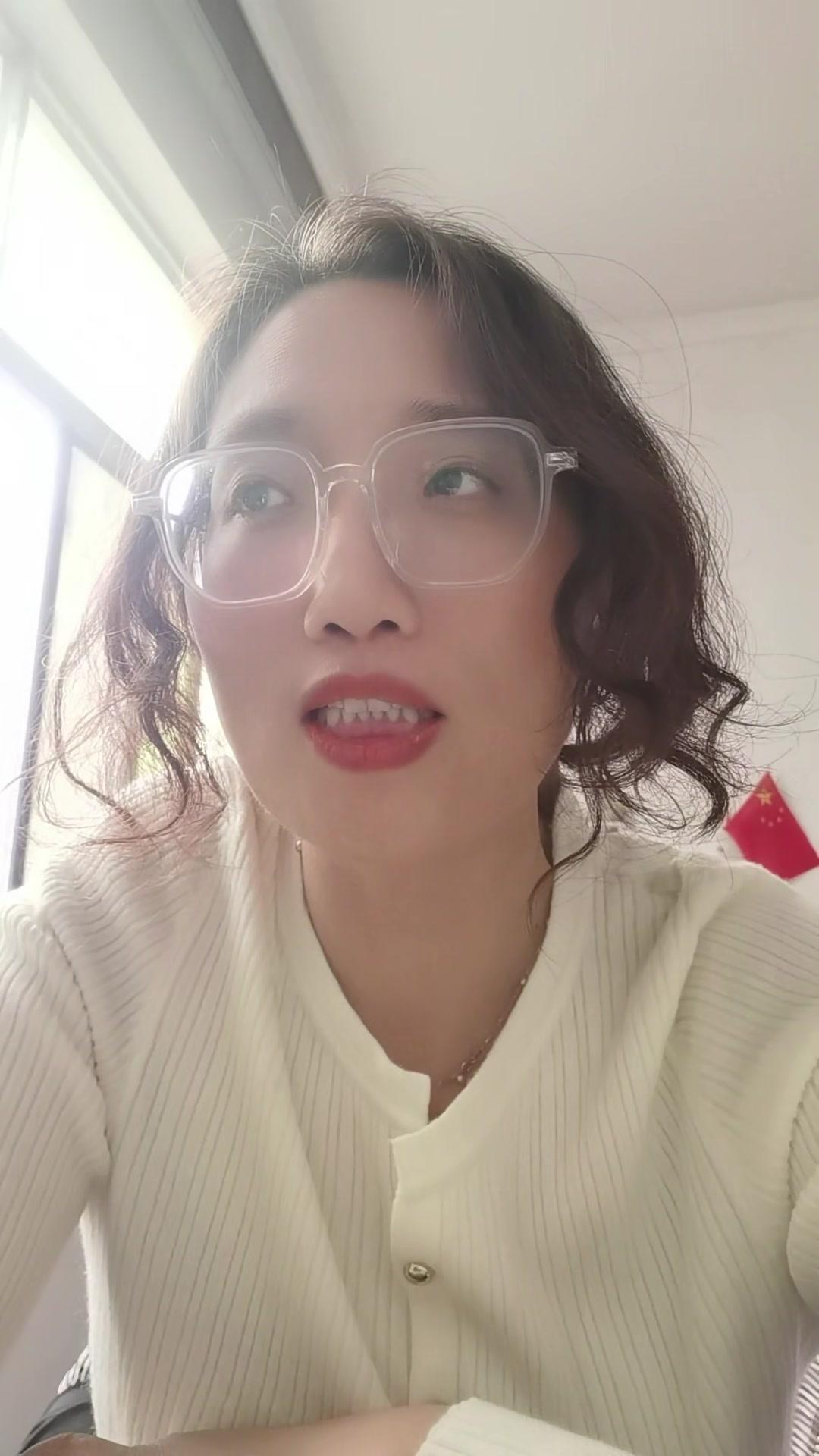 夫妻一体，贬低何必呢？很多夫妻在外人面前贬低另一半，以为能抬高自己，反而是在出自