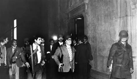 委内瑞拉最大的问题是没有经过彻底革命。
委内瑞拉，都知道它是“躺在石油上的国家”