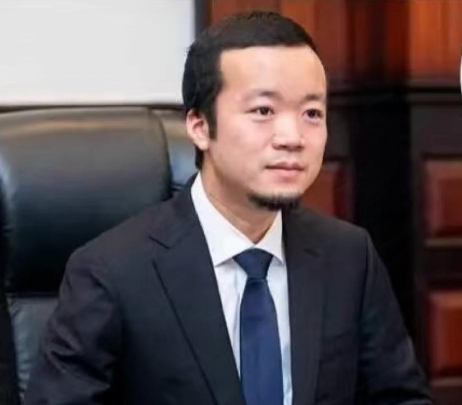 祖籍福州连江的陈志，
这名字最近彻底臭了！
曾经是柬埔寨前首相洪森的座上宾，太子