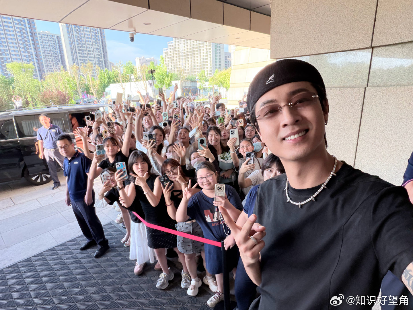 话剧《德龄与慈禧》圆满杀青。聚光灯下，珊姐 一登台便是不怒自威的老佛爷，将慈禧演
