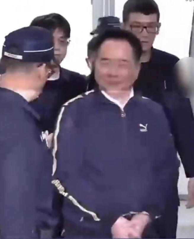 蔡正元入狱，国民党有没有重要人物送行，也没有什么区别。
只是为了国民党被冤狱的人