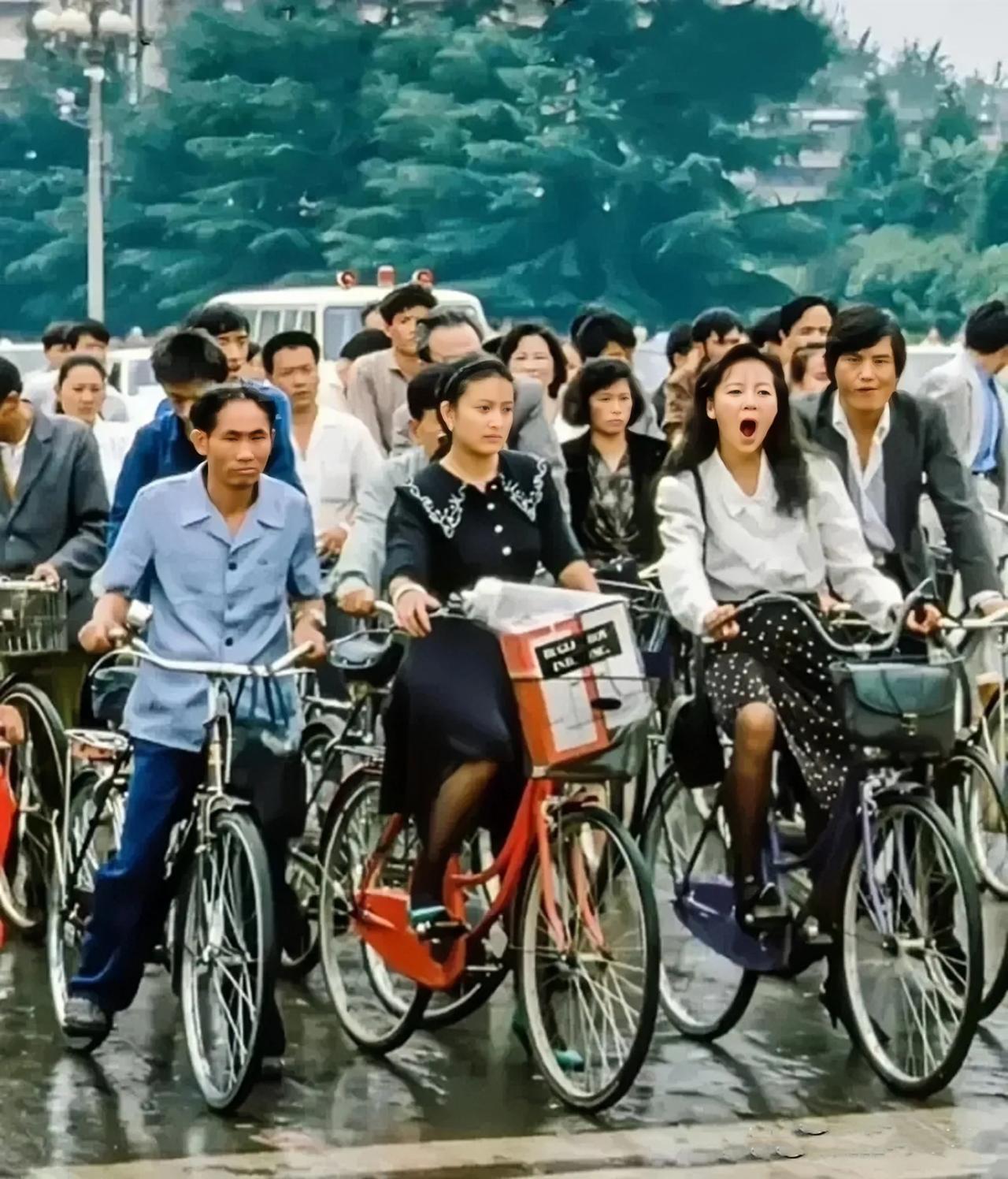 1991年的昆明街头，早高峰时赶时间上班的城里人，打哈欠的姑娘真漂亮。
那时私家