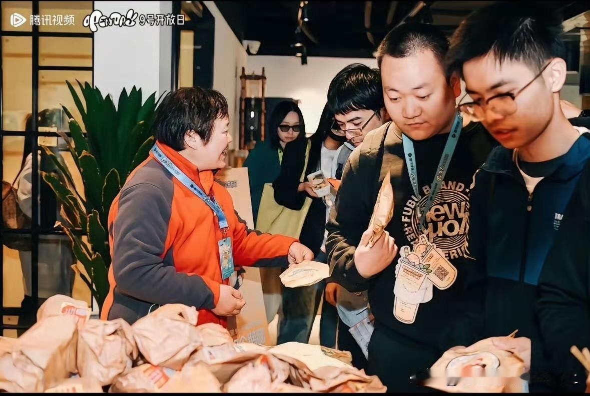 鹅腿阿姨这事说明北大、清华的学生真的很单纯很善良，卖了十年鸭腿，没有一个学生捶她