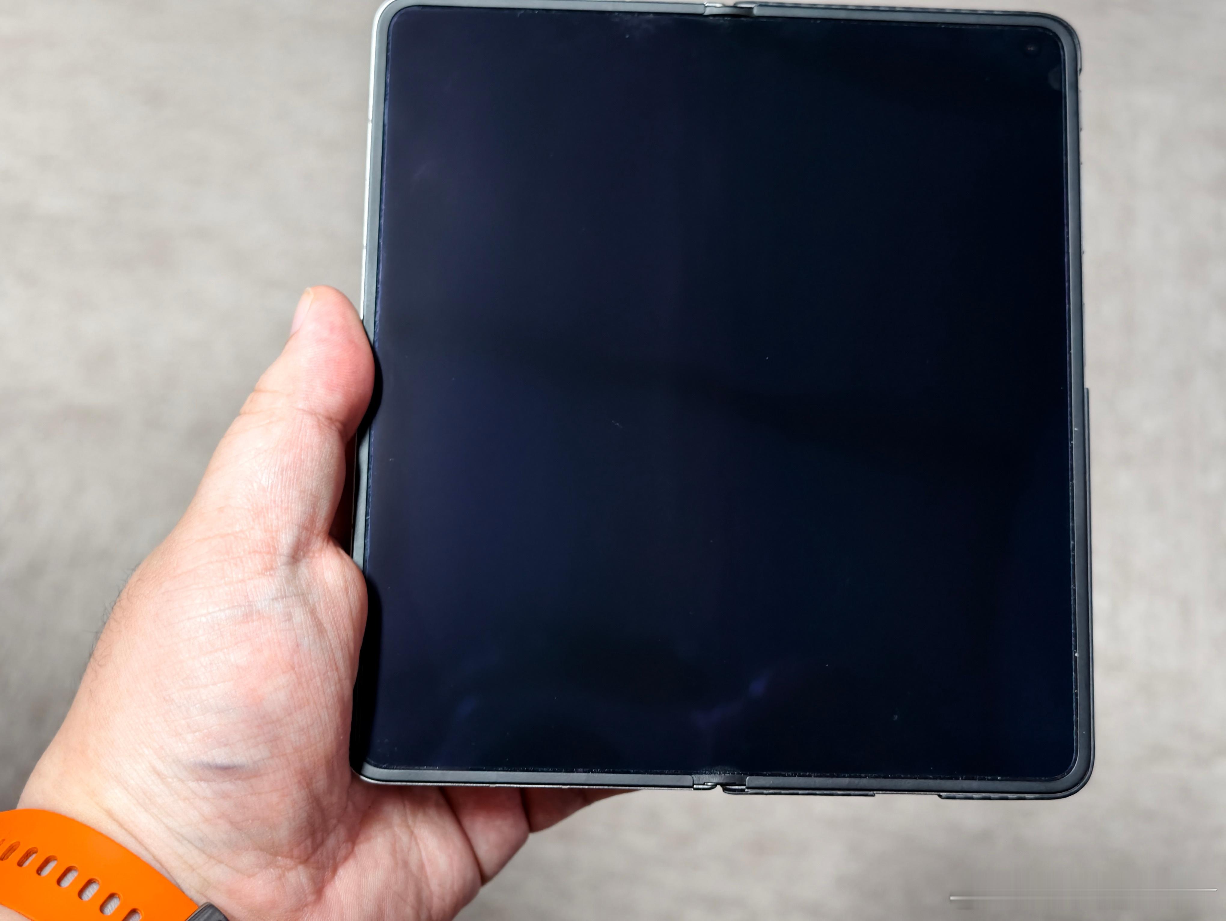 拿N6当主力机用了快一个月~折痕依然相当浅，亮屏看不到，从侧面找角度能看到一点，