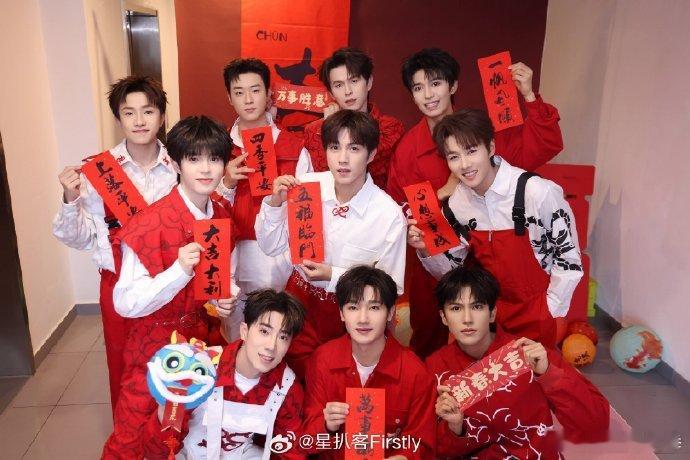 十个勤天爸爸妈妈们春晚团建  这是什么神仙家庭聚会！十个勤天和父母在春晚相聚，整