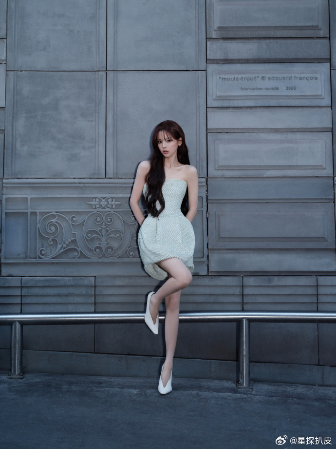 陈飞宇杨超越好权威的两张脸陈飞宇杨超越造型出图陈飞宇杨超越巴黎看秀造型出图，好权