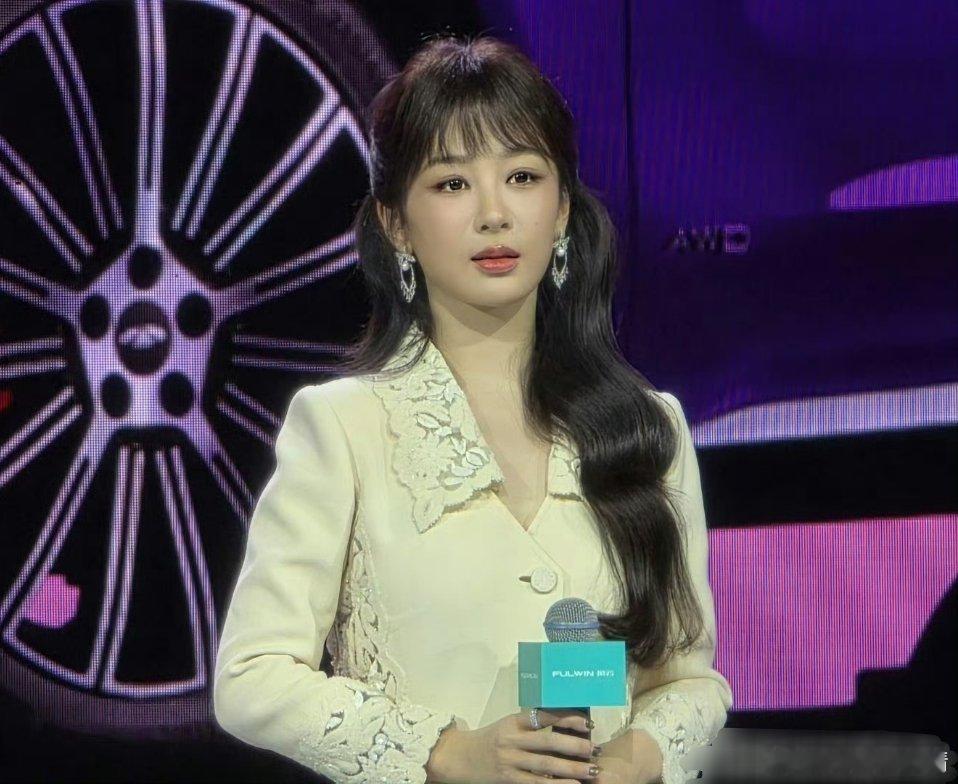 网友说像中老年服饰，头发接了假发片吗，广场上紫米和白鹿粉丝交流起来了，撞衫了吗？