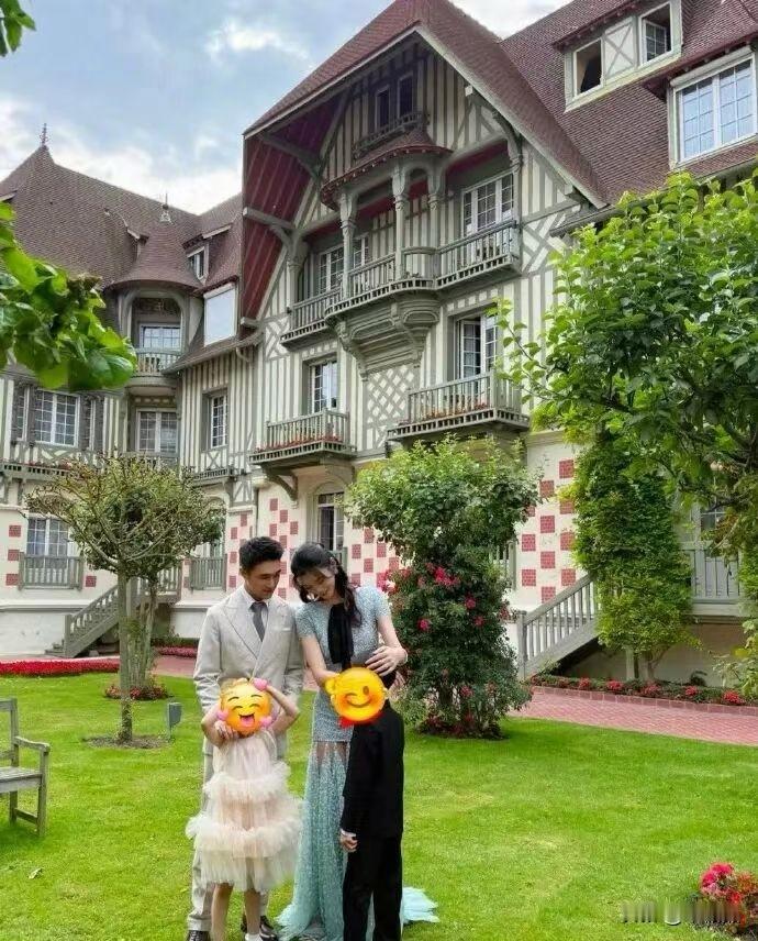奚梦瑶确实活成了大女主，把婚姻、事业和家庭都经营得风生水起。

这几天网上都在刷