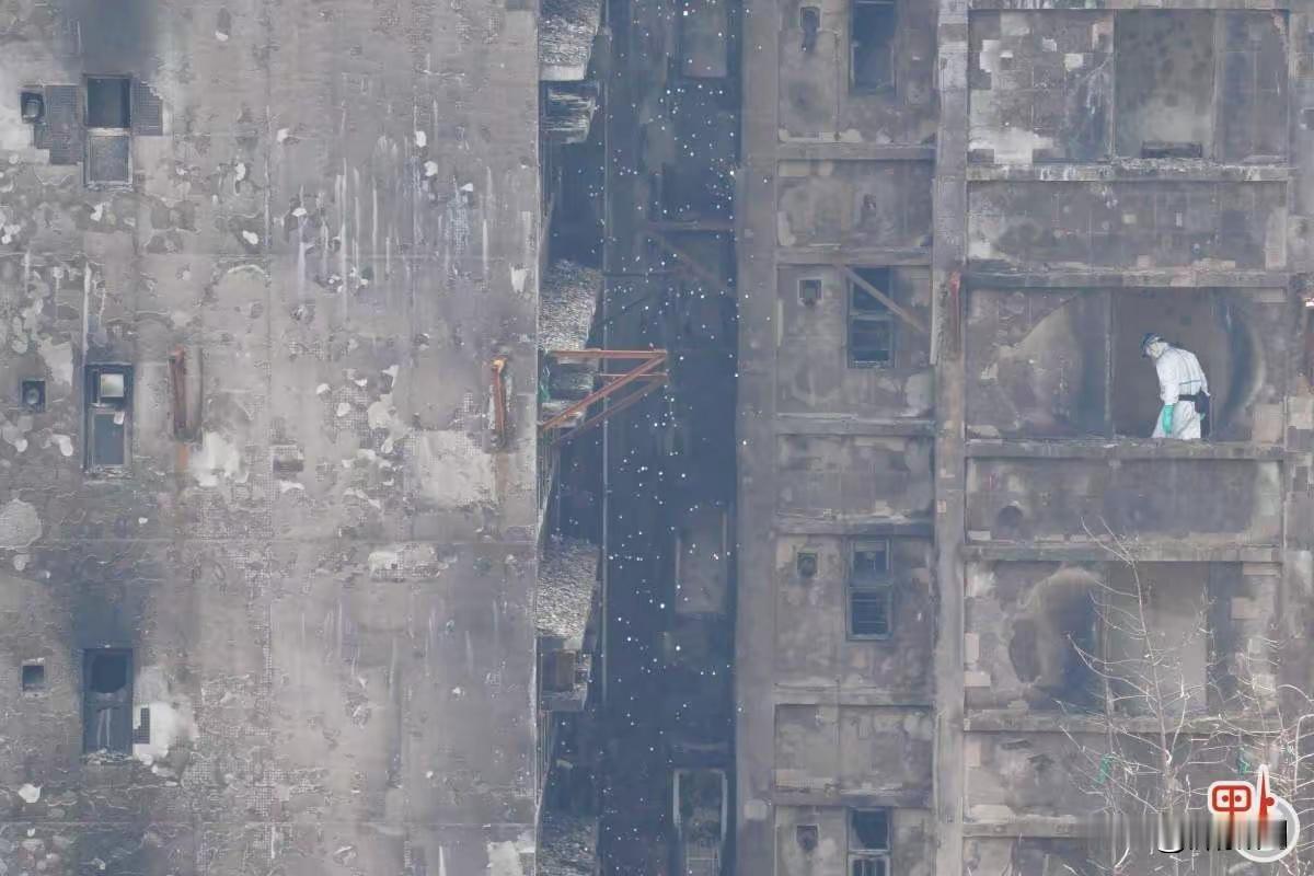  香港大埔火灾后警方继续搜索 数具怀疑遗体被抬出：大埔宏福苑11月26日五级大火