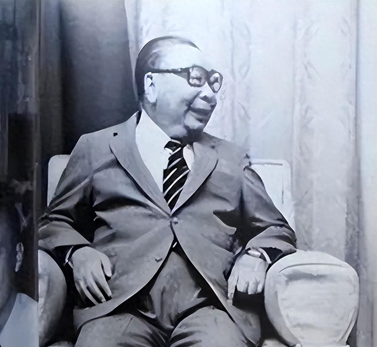 蒋经国下班回家后，什么事也不做，就喜欢在床上躺着
   
1988年1月13日清