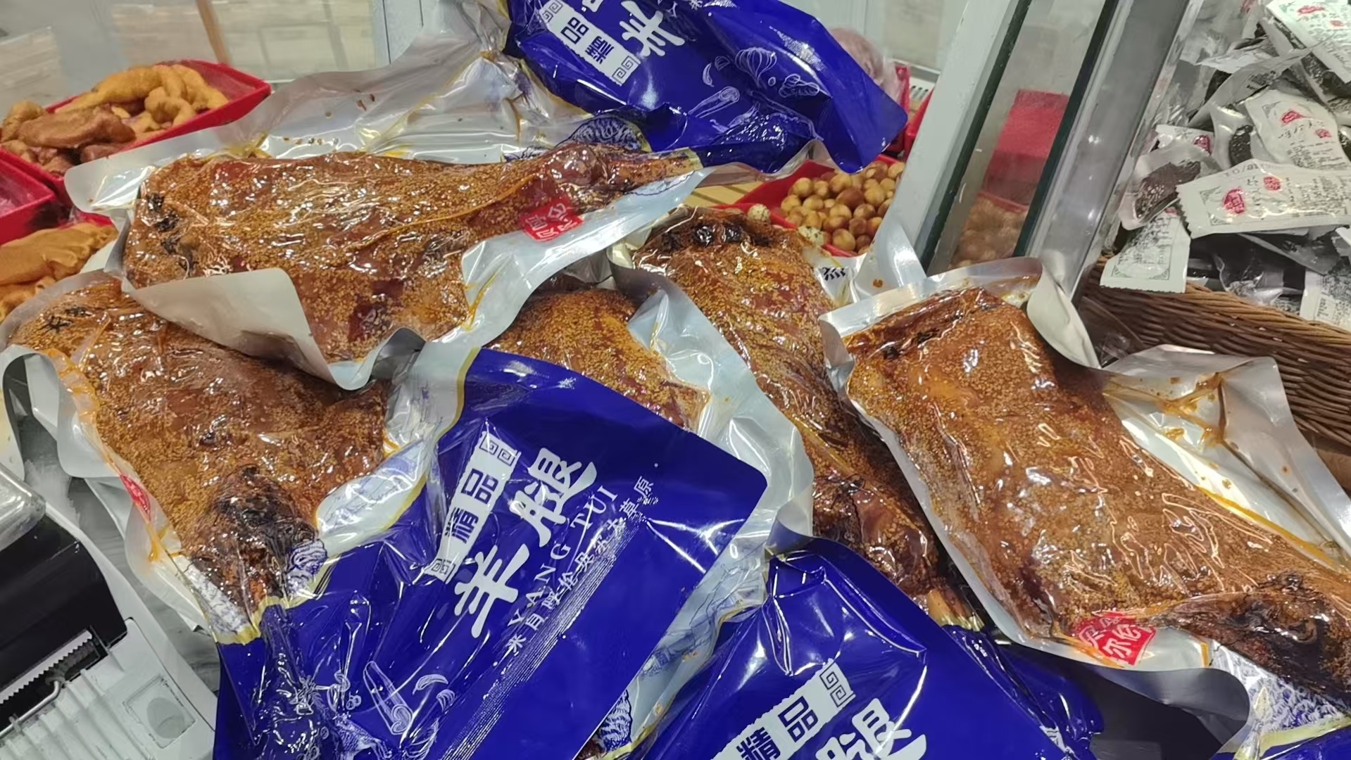 明天晚上和后天晚上小郭在去野烤串 兼职下店长粉丝们记得来打卡哈小郭自费准备了10