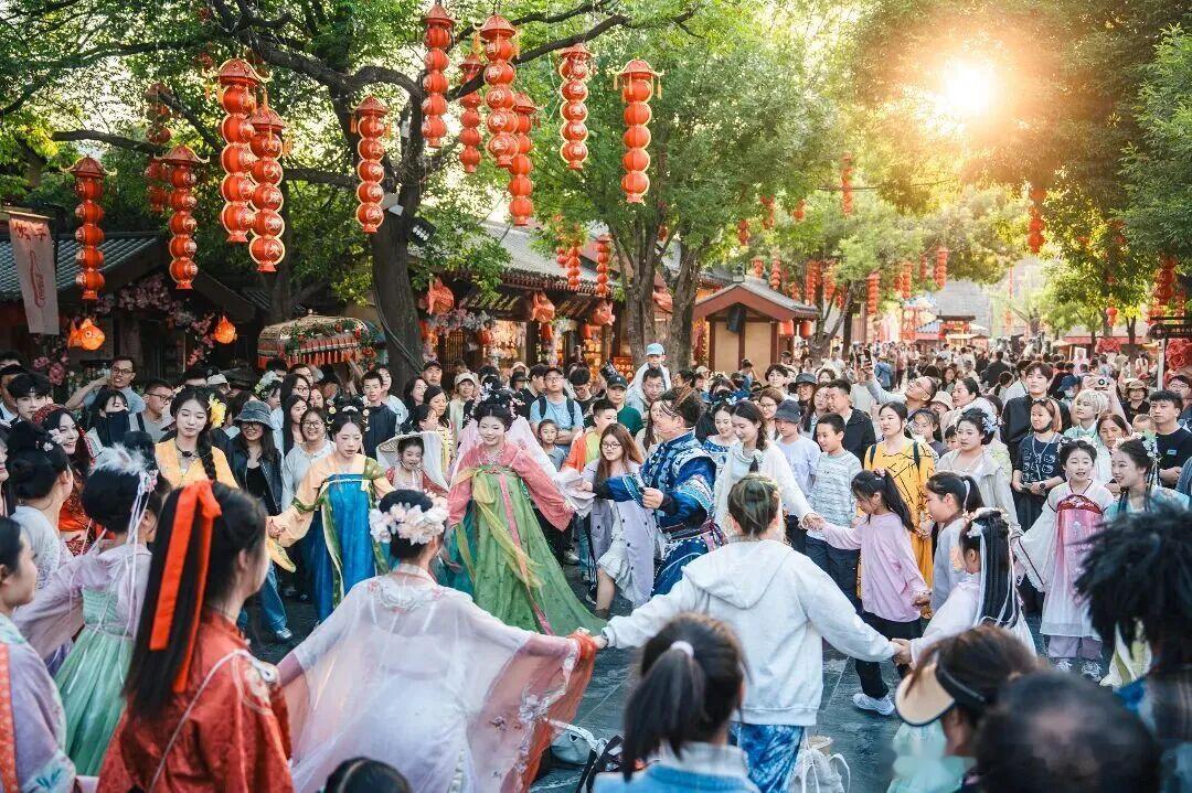 寻美河南 八朝古都藏尽千年风华，置身此地仿佛穿越回大宋盛世。清明上河园入梦画卷，