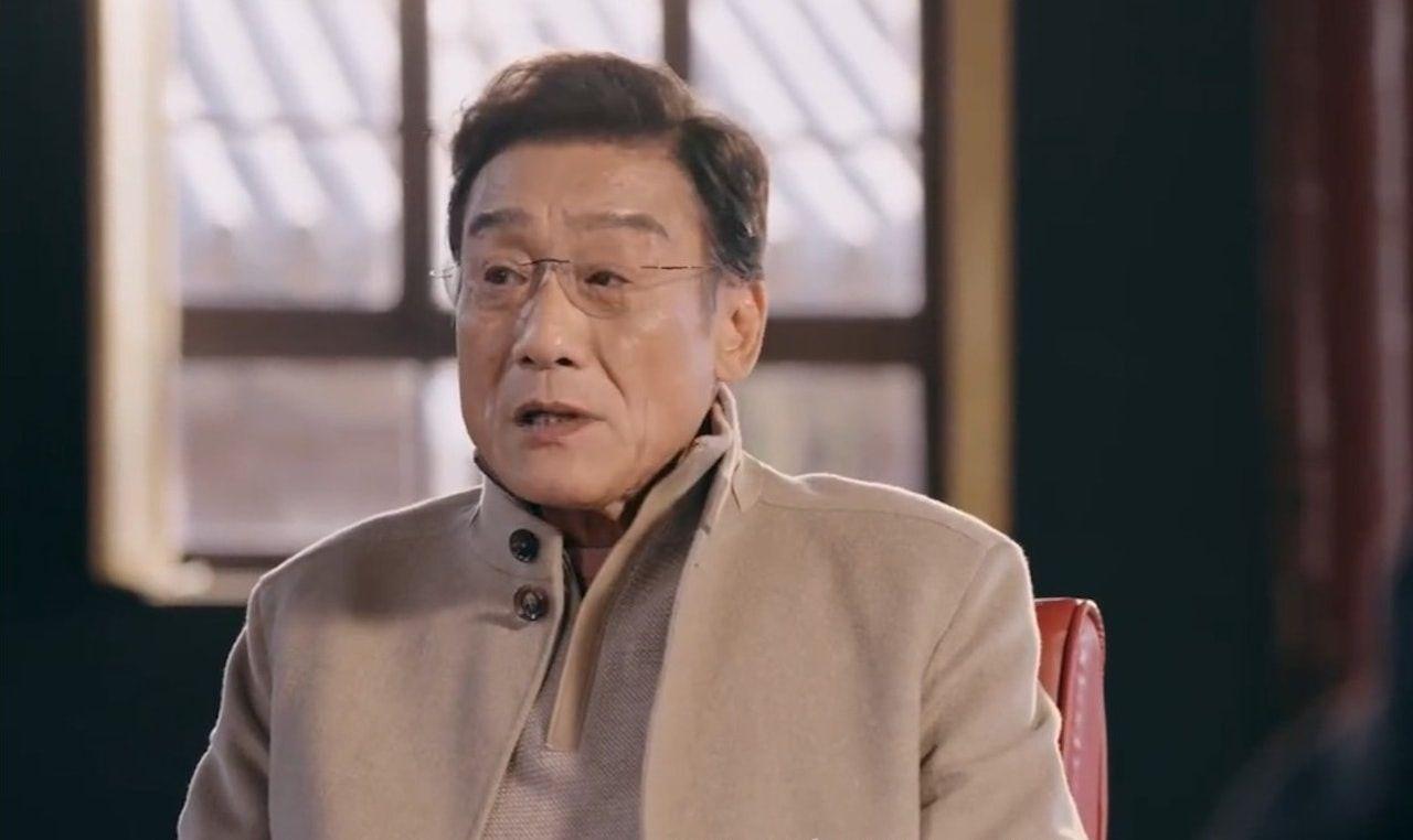 哥这状态简直绝了！哪像快70的人啊，穿西装戴墨镜直接帅翻停车场，听到粉丝喊帅就狂