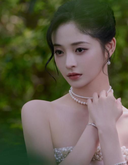 春夏服饰焕新季周洁琼的淡粉抹胸长裙，这中式穿搭美爆了