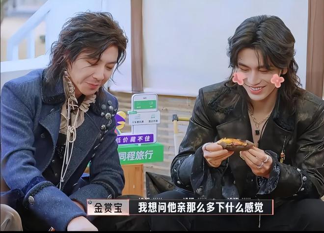 金靖在综艺节目《开始推理吧》中以幽默诙谐的方式带来欢乐，受到网友喜爱，成为网友眼