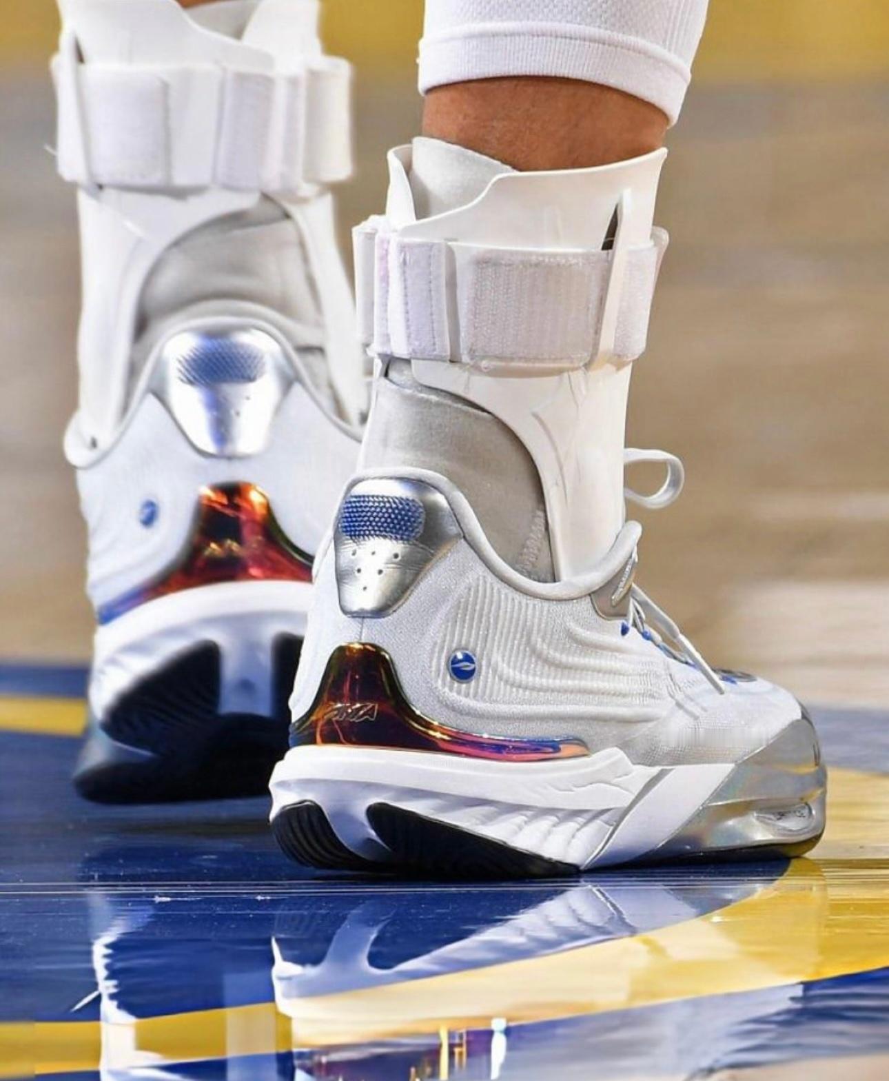 最早安踏接触库里的时候我就了解到给库里团队寄了很多双SV Type不过当时我觉得