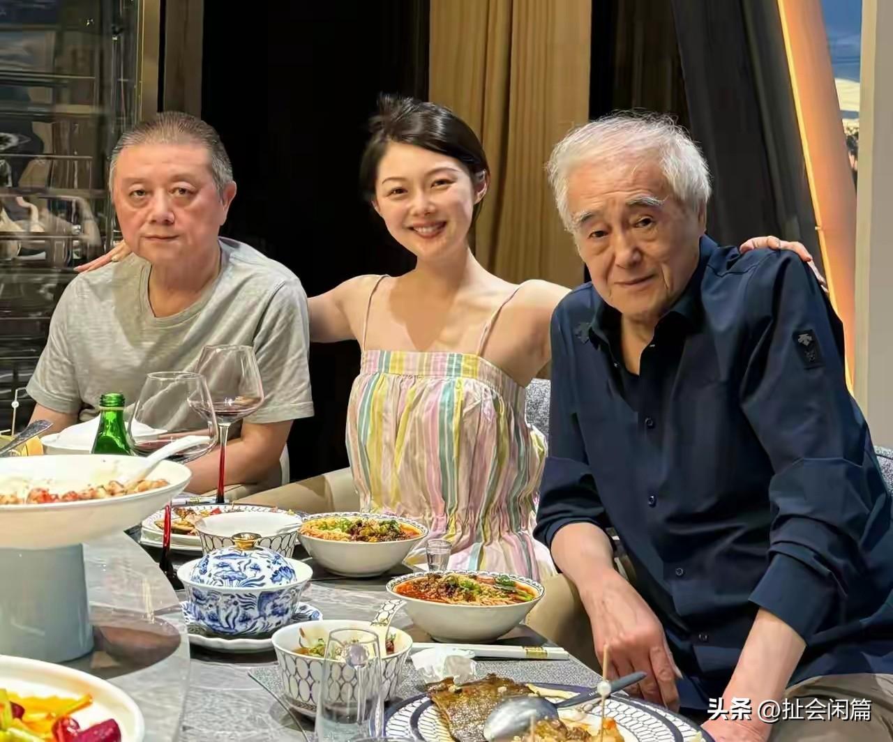 图片中的两位男士，文坛老炮，曾经叱咤风云，现在也都老了。

作家、编剧王朔，今年