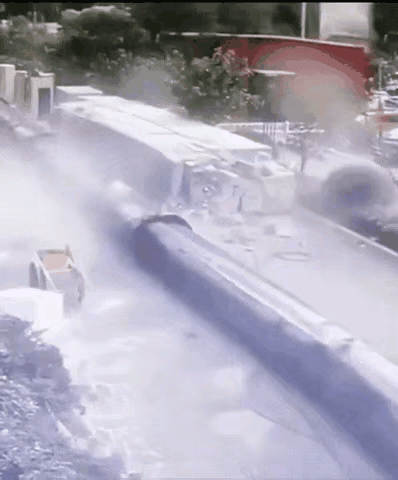 绝对不要站在机械臂底下