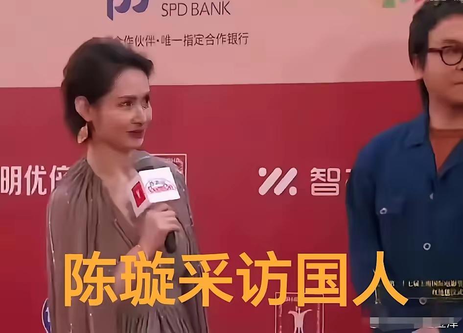 陈璇采访的视频，说实话看着真的让人不舒服，第一眼直接看懵了。
 
画面里的她半蹲