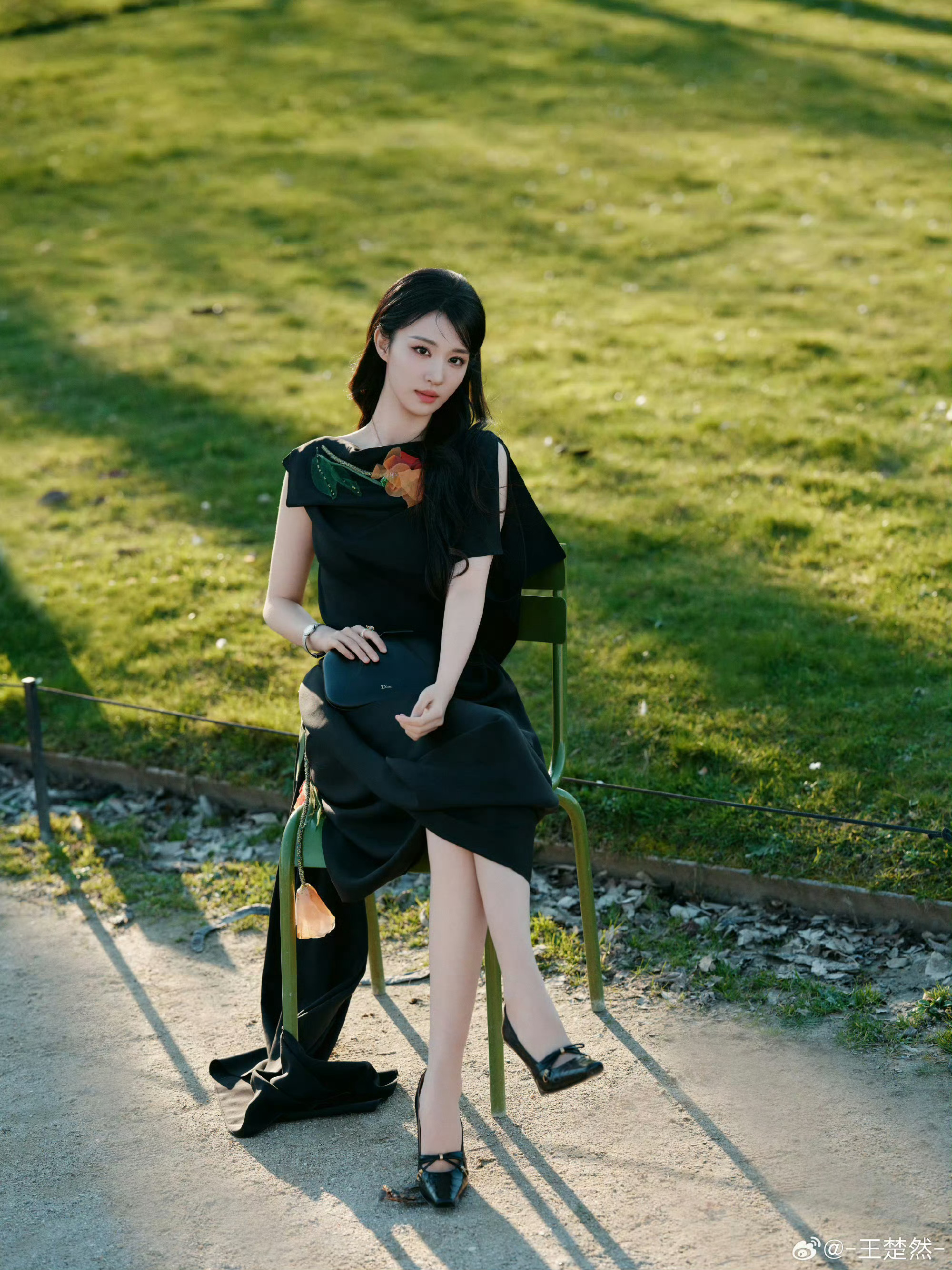 王楚然花神传到巴黎了不会再去卢浮宫了，因为已经看到蒙娜丽莎了黑色长裙简约大气，勾