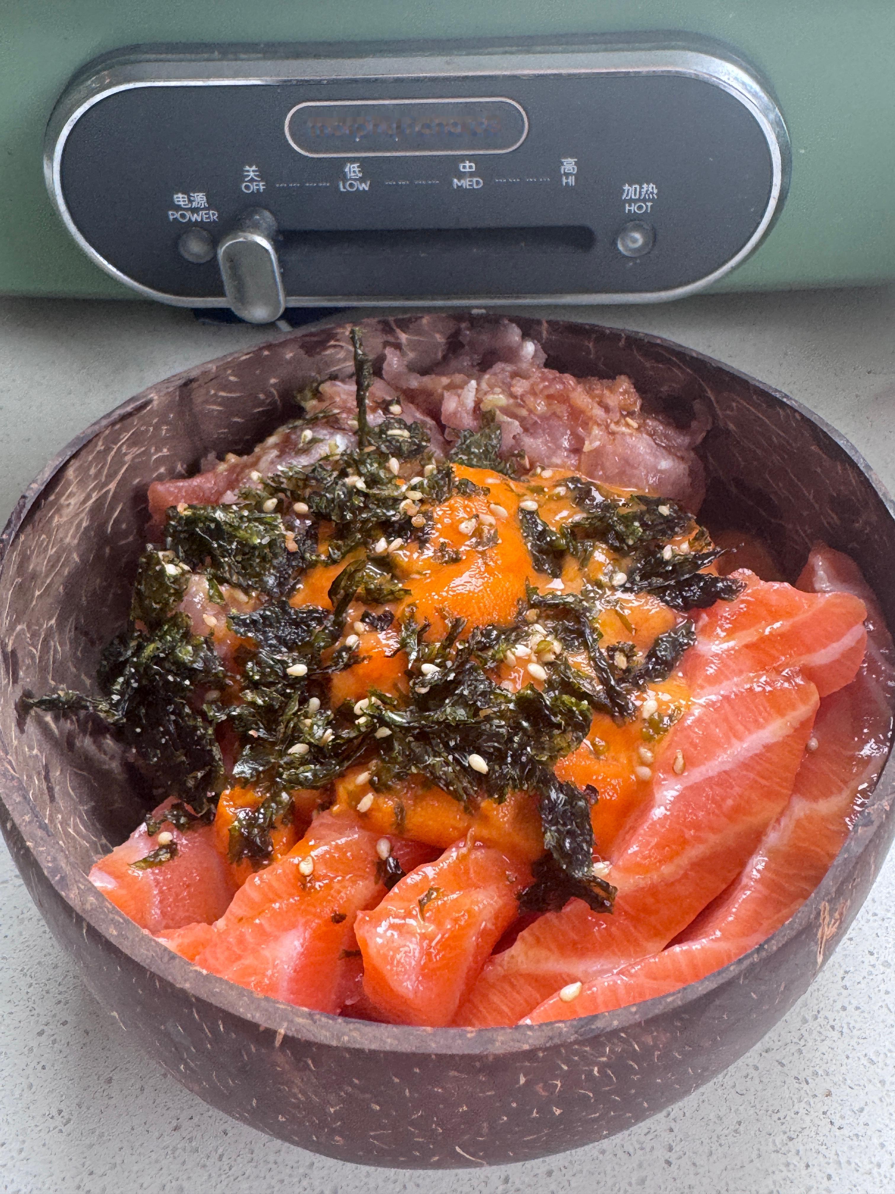 自己做的海鲜丼，主打一个料多饭少长得丑。底下埋了不到一两米饭，应该也能算得上是低