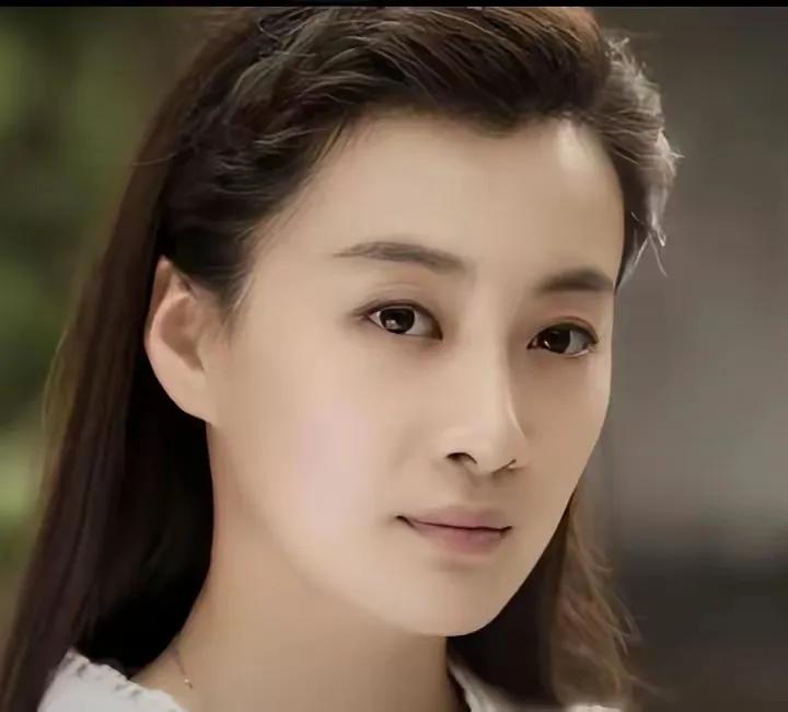 她比李小冉漂亮，她比左小青更加有女人味
你们认识她吗？
她的眼神很清澈，她的长发