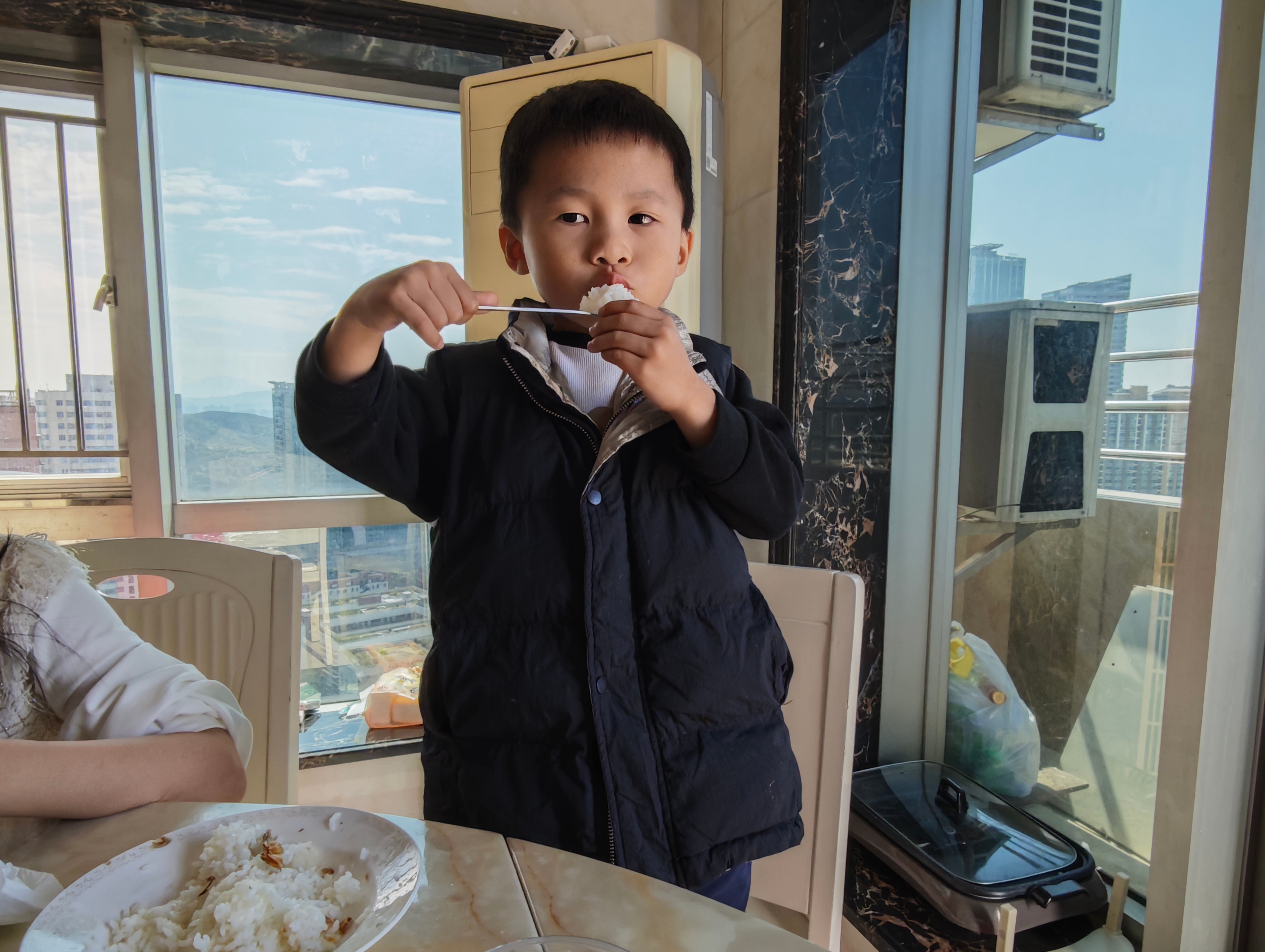 昨晚壕哥不吃饭，被我揍了几下，今天中午就乖乖吃饭了，小孩不能太宠该出手时就出手[