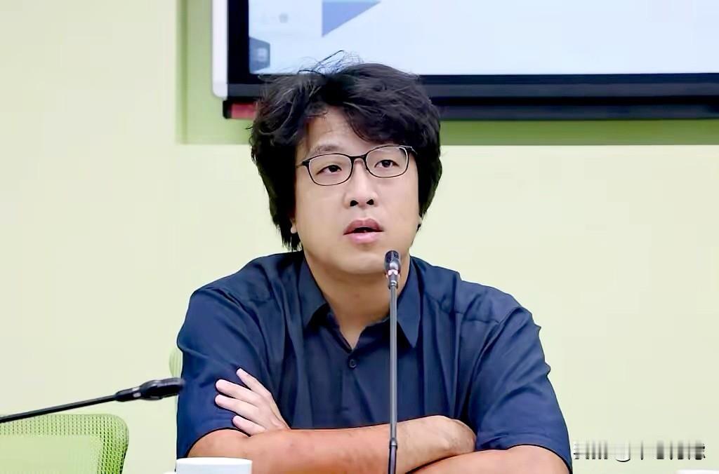 沈伯洋要请益马英九？听起来就像天方夜谭，除了表演还是表演。
据中评社报道，民进党