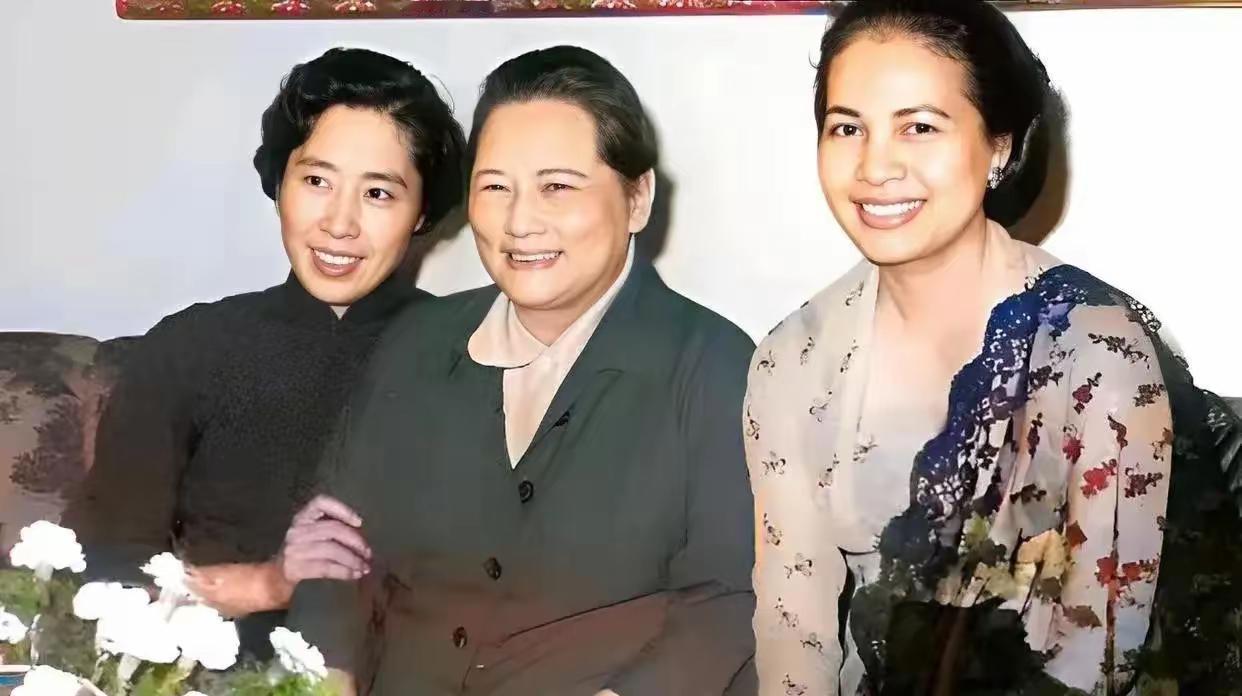 这是王光美和72岁的宋庆龄先生，以及莫尼列王后的真实合影，都看看吧，这可不是演员