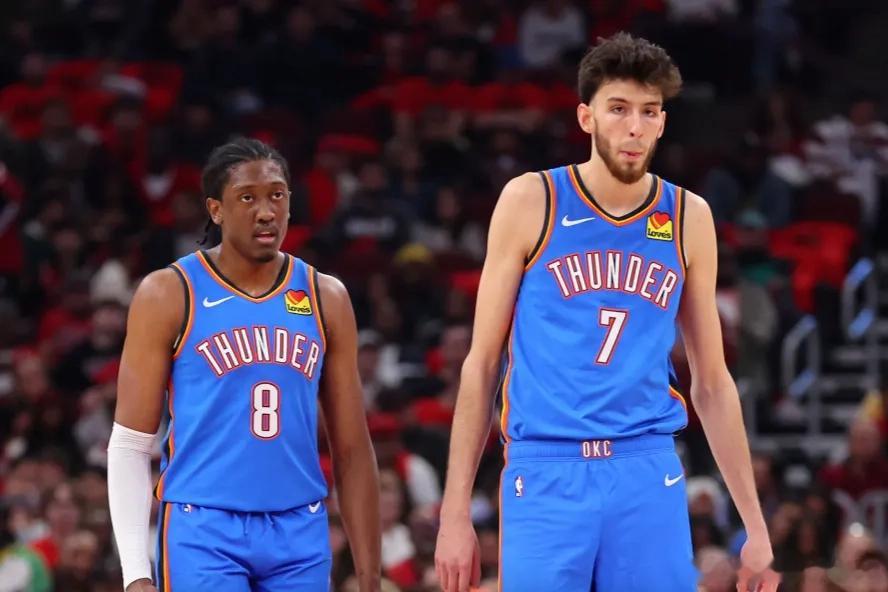 北京时间5月25日，NBA官方公布25-26赛季最佳阵容，其中霍姆格伦和杜伦同时