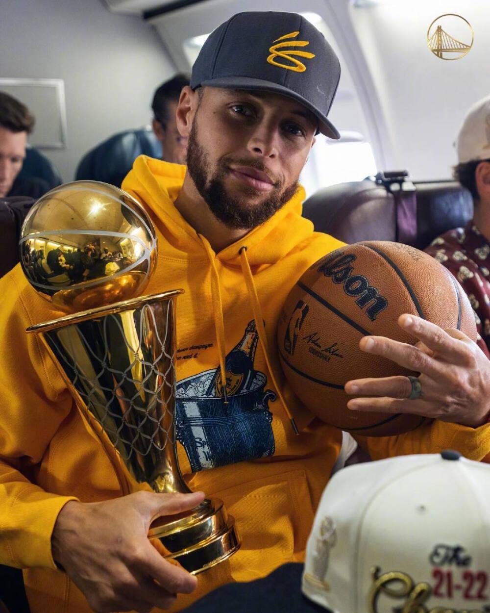 看NBA上咪咕视频，9月26日名记Shams报道，库里以两年1.16亿美元与勇士