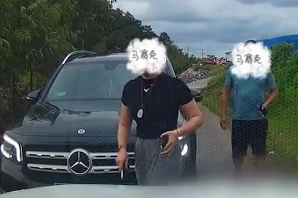 一觉醒来，“亮证女”变“败家媳妇”……恐怕现在全网最恨她的就是丈夫黎某某了吧？