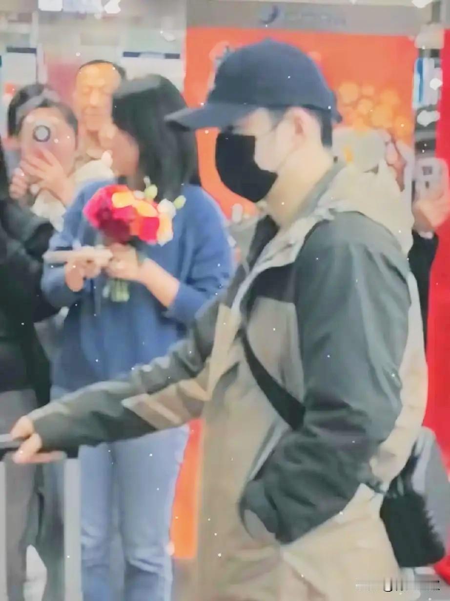 樊振东回国没人接机？
其实是东哥不让接机的！

2021年东哥球迷太多，
接机的