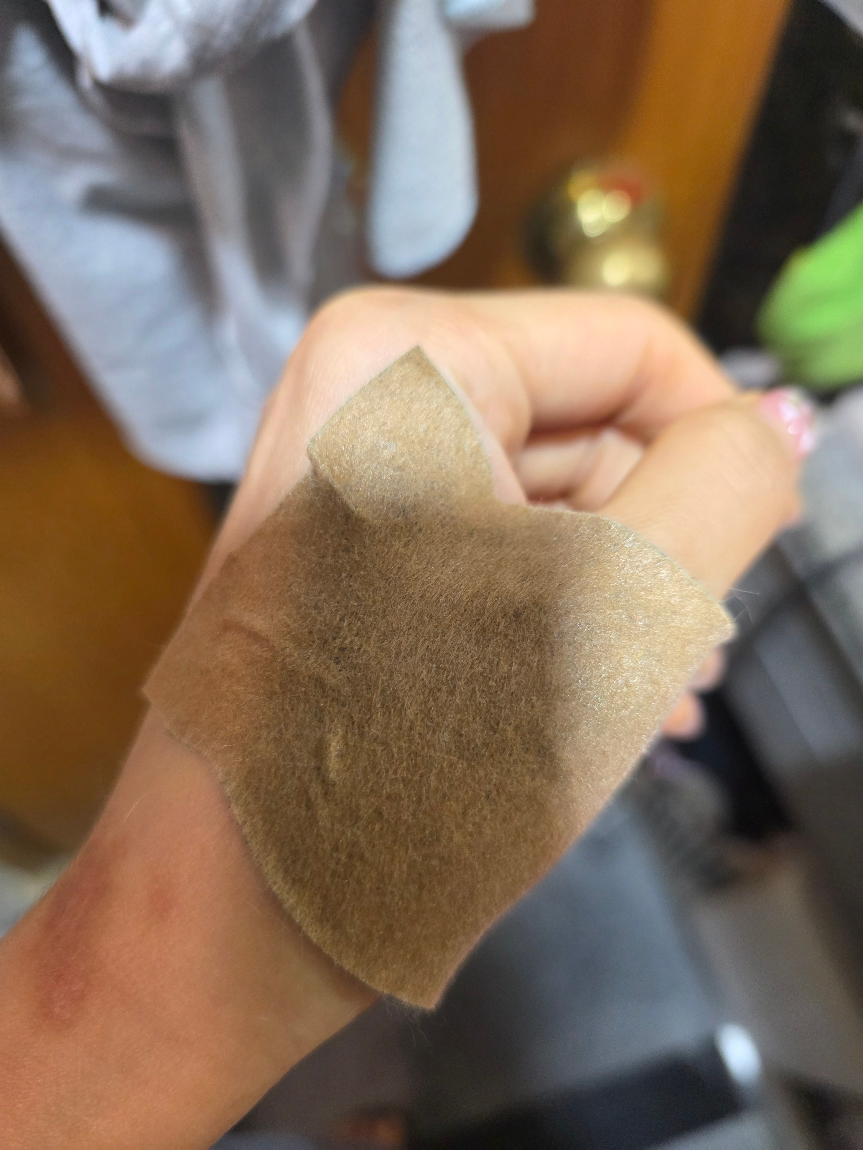 好好好昨晚涂了药膏贴了膏布，今早还是一动就疼废手看大夫包成猪蹄了 