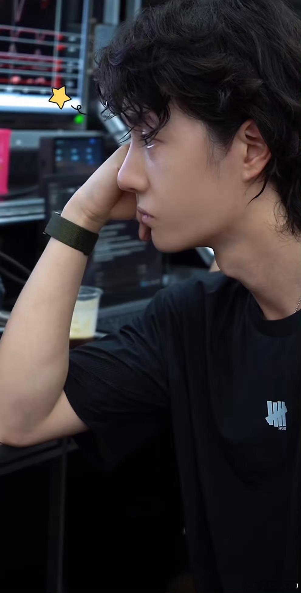 奶精的头盔王一博 好美的男孩