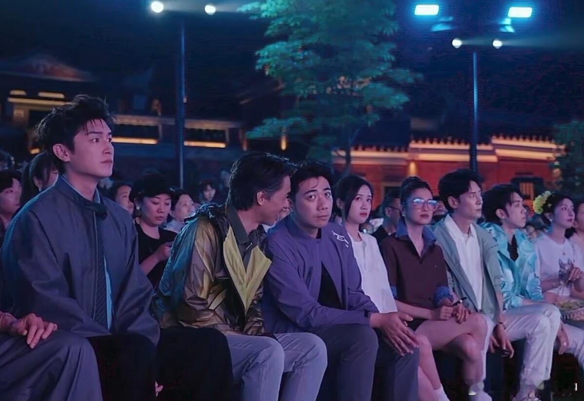 杨旭文看起来花期就很长内娱少有的持久型帅哥！气质沉稳又不失少年感，造型百变却从不