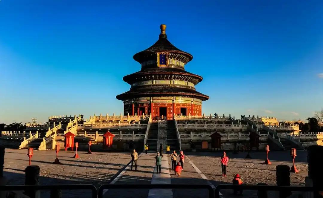 很多人好奇，特朗普访华结束正式会晤后，没有选择故宫、长城这类常规参访地，而是直接