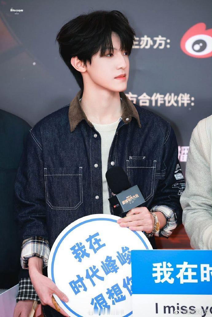 #张泽禹侧颜绝了# 张泽禹的侧脸令人赞叹连连，鼻子的精致和下颌线的分明，展现出无
