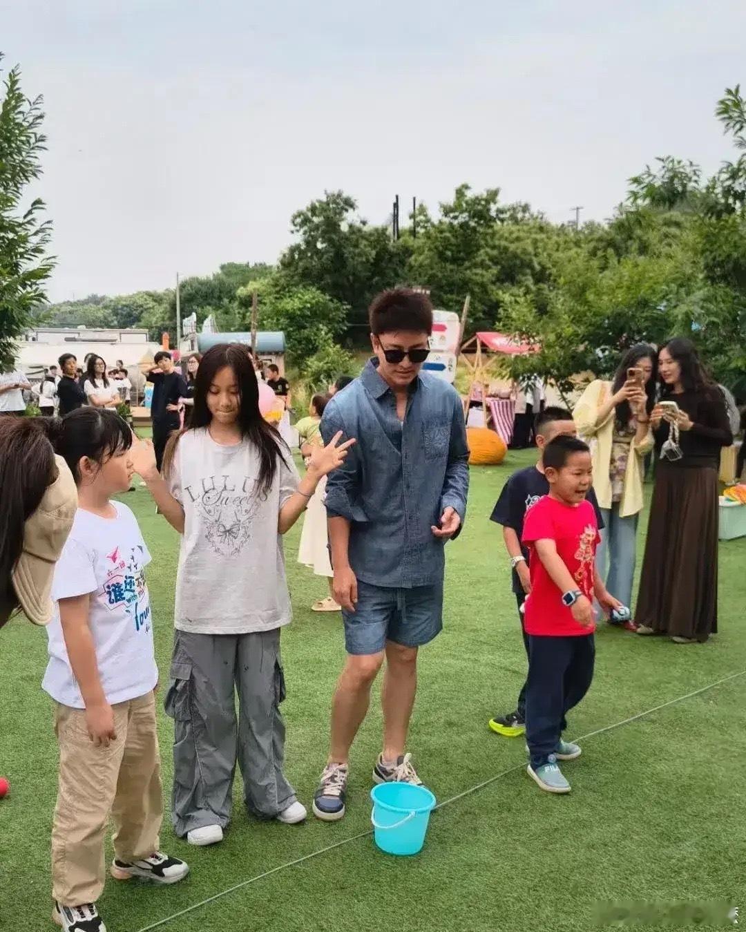 不怪李小璐为他生孩子，真人巨帅啊。[赞][赞] ​​​