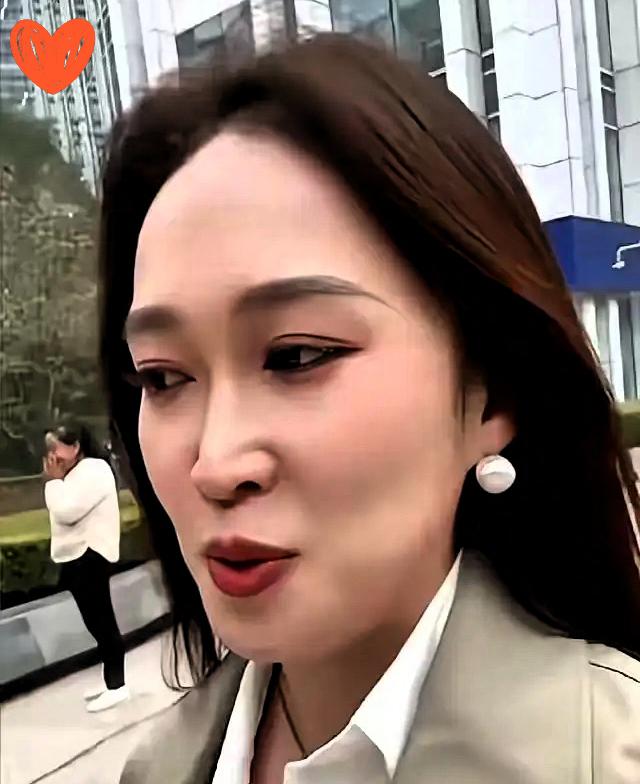 资源砸千万却不温不火，东方甄选力捧的悠悠，终究输给了潇潇一个真心拥抱！这波对比真