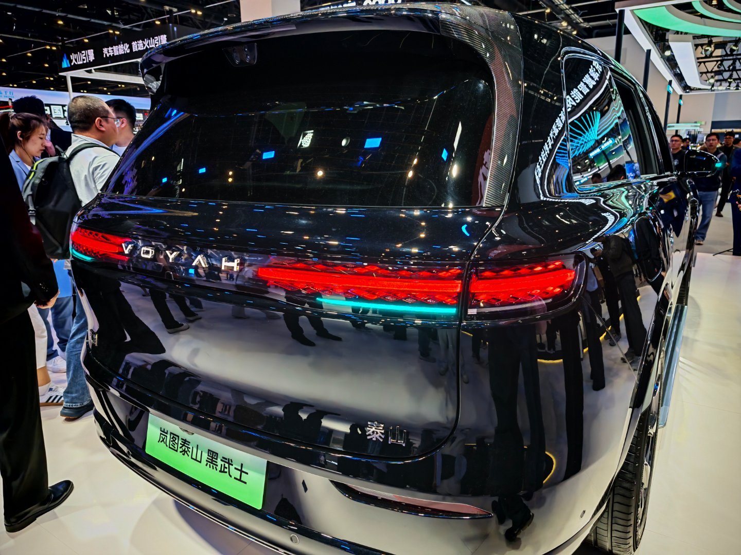 选岚图就是选最大的确定性刚从岚图展台挤出来，人真的多！看了半天泰山X8，别的先不