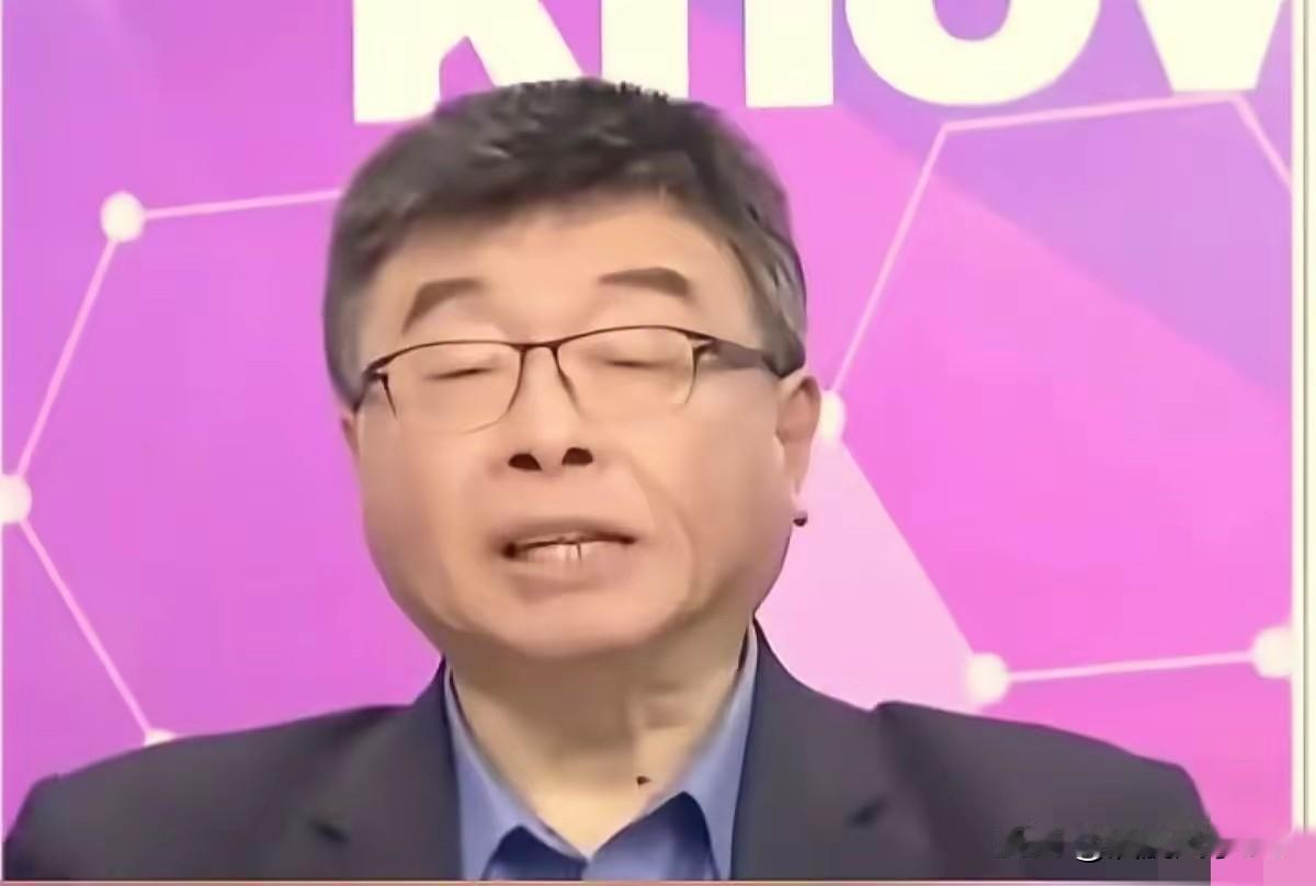 台湾时事评论员邱毅称，当他看到郑丽文在马场町秋祭现场，拿着花圈向这些受难的亡灵三