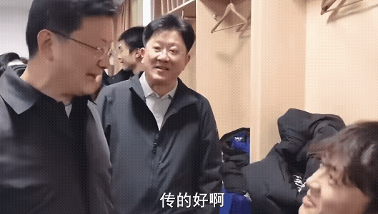 小球员还是不太懂人情世故，虽然永州队拿了冠军，你也是关键功臣之一，但是领导来了，