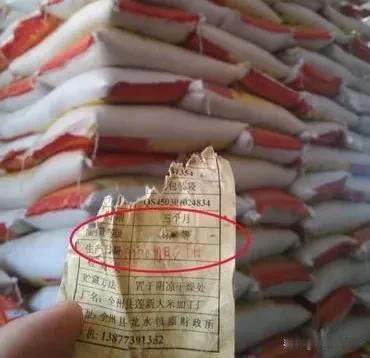 从前次“过期大米”和这“臭猪肉”可以推测出结论：“学校是食品安全的重灾区。”
一