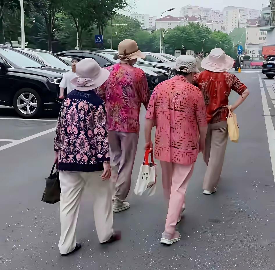 为啥老年人大多偏爱大红大绿的花衣服？
难道年纪大了审美都会变？
 
一直有点弄不