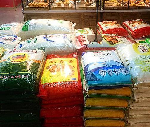 重庆，女子花625元在超市一次性买了5袋大米，结果刚付了钱，大米还没拿出超市，售