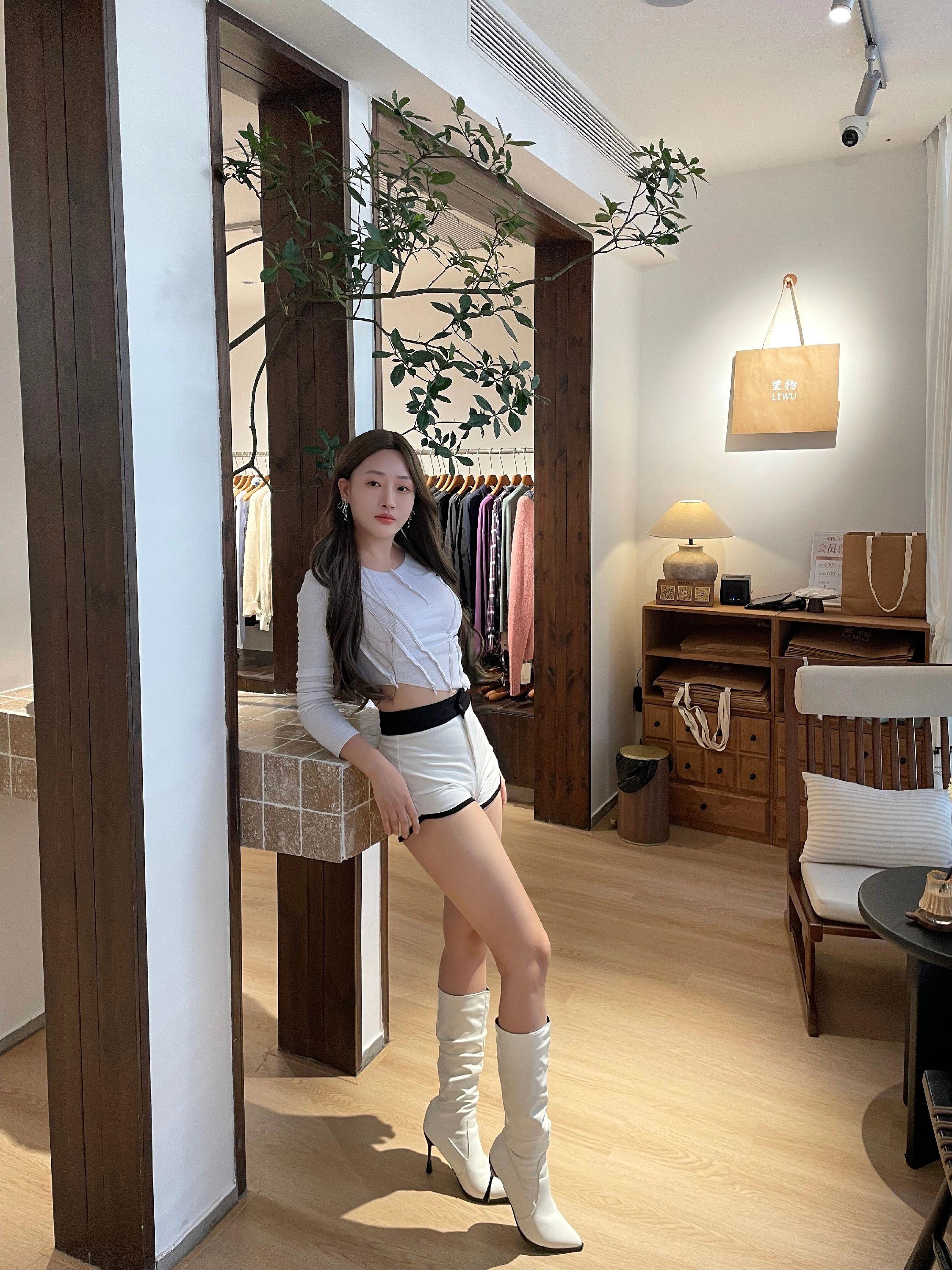 爱她像块冰 恨她太聪明。