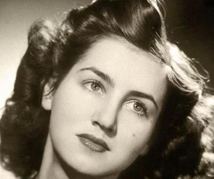 1943年，62岁的毕加索带着情人去吃饭，看到隔壁桌有个年轻的、蓝眼睛的女孩。毕