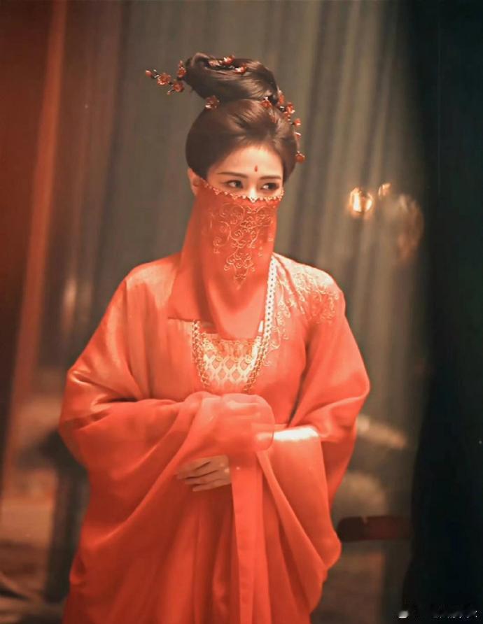 白鹿入酷的新身份 白鹿入职就送福利 刷到白鹿的新物料直接被美晕，新身份解锁就算了